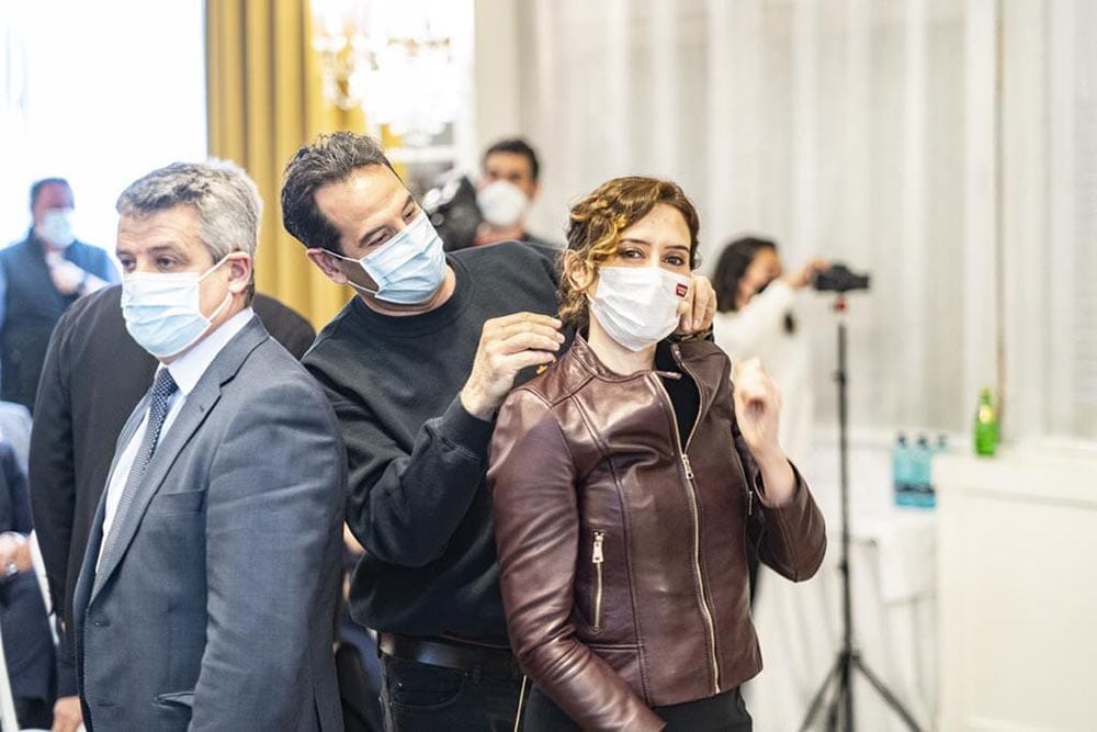 Personal técnico ajustando micrófono